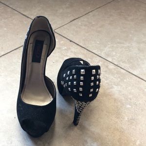 Black, spike detailed, pumps